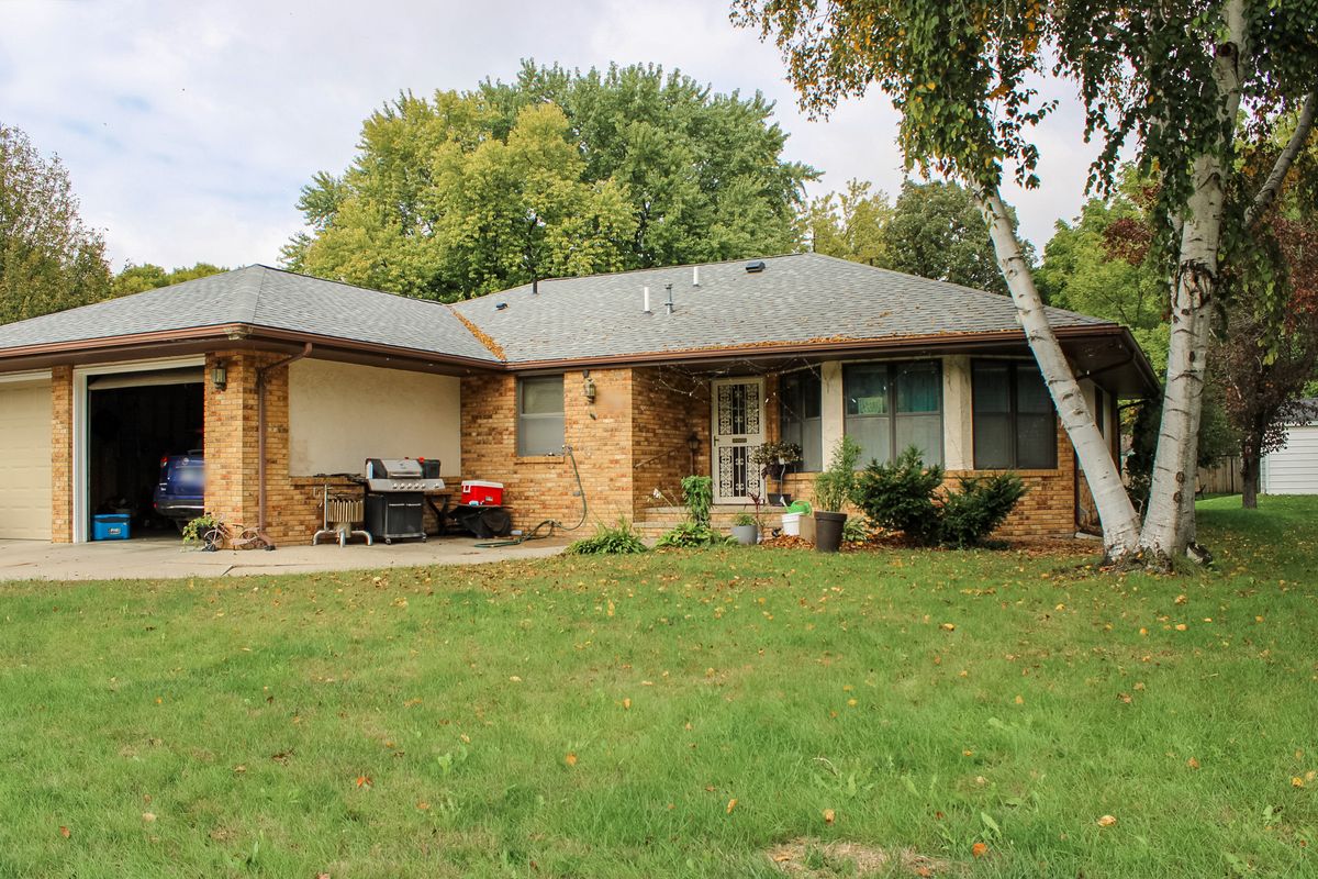 Brick rambler, front with birch